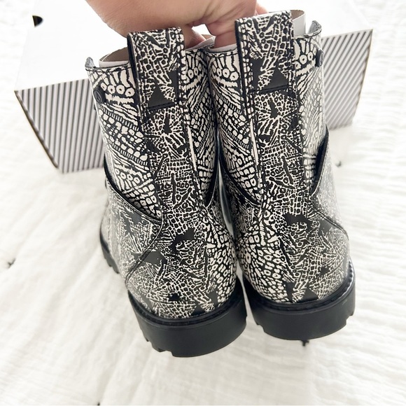 NEW Volcom Go Figure Black & White Graphic Lace Up Mid-Calf Boots Size US 6.5 - Picture 5 of 8